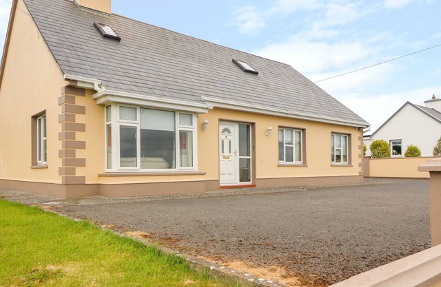 THE COTTAGE, pet friendly, with open fire in Quilty, County Clare