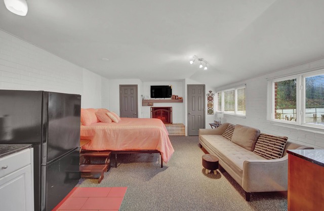 The Cottage Unit 5 Studio in lovely Richmond with WiFi, AC