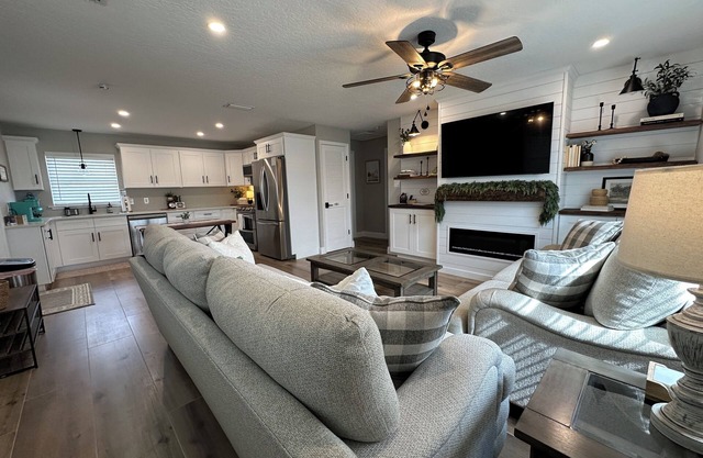 The Country Club Cottage NEW! Watch launches from driveway or walk to the river!