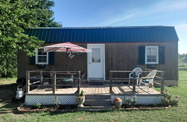 The Country Cottage with studio style layout and WiFi, AC in peaceful Davis