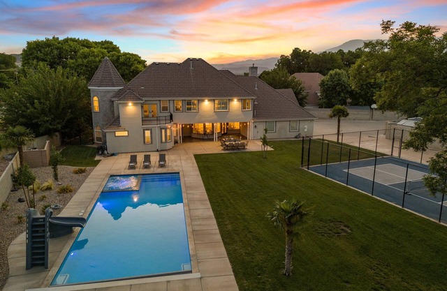 The Country House: 9 Miles to Sand Hollow, HUGE Private Pool, Parking for 13!