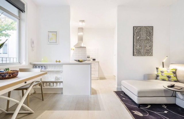 The Courtyard Chateau Fresh and Modern off Toorak Rd