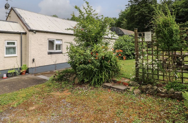 THE COW'S CUPBOARD, family friendly, with open fire in Carmarthen