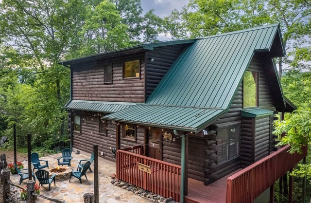 The Cozy Cabin - Charming Mountain Cabin Nestled in the Smoky Mountain Trees
