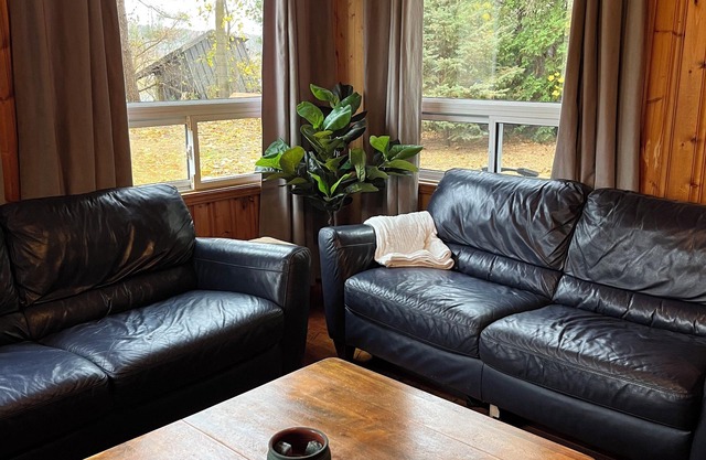 The Cozy Cabin in Port Franks! Close to the Beach! The Perfect spot to Relax!