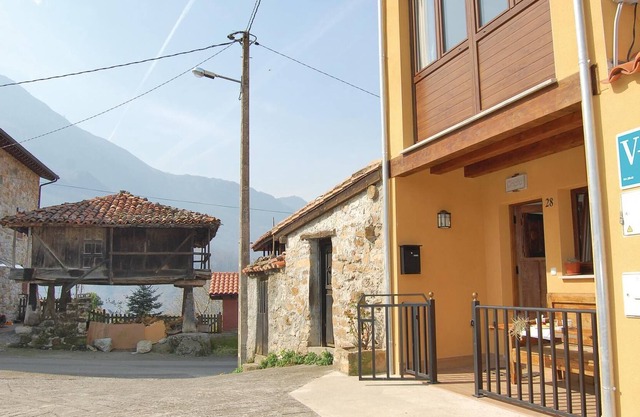 The cozy cottage "La Casina de Cirieñu" is located in the Asturian village of Cirieñu with 64 inhabi