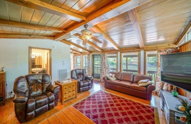 THE COZY COTTAGE LAKE HAMILTON ~ Couples Only Retreat