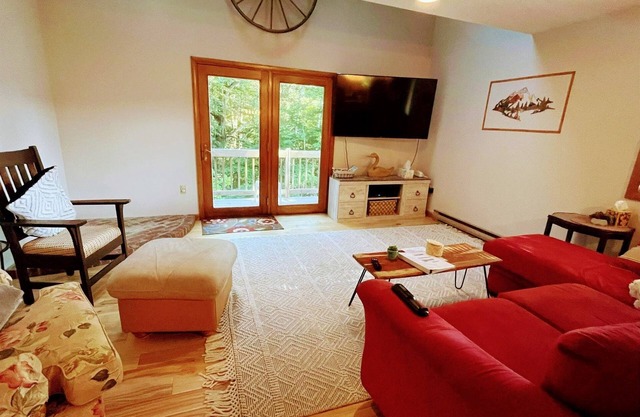 The Cozy Mountain Retreat!nWith Access to Pool, Hot Tub, Gym & Skiing