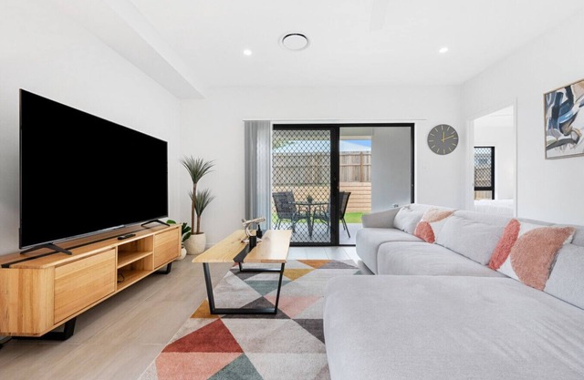 `The Crest` - Stunner in North Harbour Estate