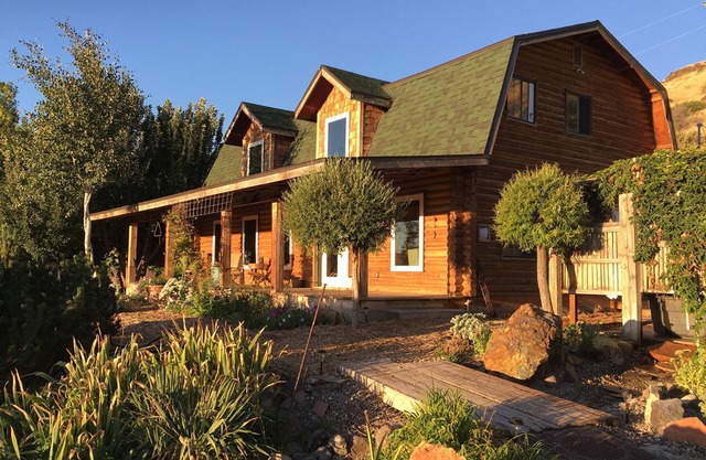 The "Croas" Nest on The River w/Geothermal Hot Tub near Hagerman Idaho