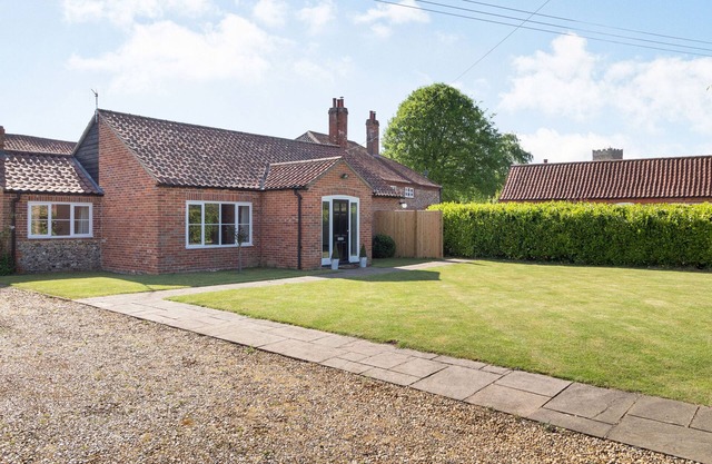 THE CROFT, pet friendly, character holiday cottage in Watton
