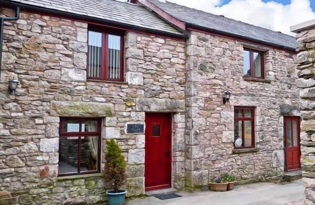 THE CROOK, character holiday cottage, with a garden in Great Urswick