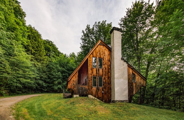 "The Crooked House" with A/C and sauna on private wooded lot near Killington