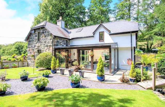 THE CROSSING COTTAGE, pet friendly, with open fire in Criccieth