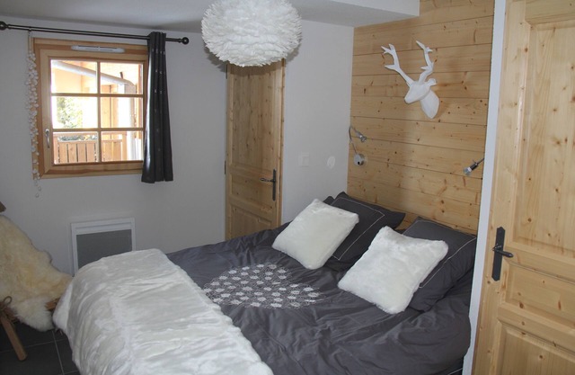 THE CRYSTAL CHALET Apartment standing with balcony view impregnable ski-in ski-out