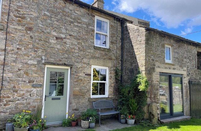 THE CURLEWS, pet friendly, character holiday cottage in Langthwaite