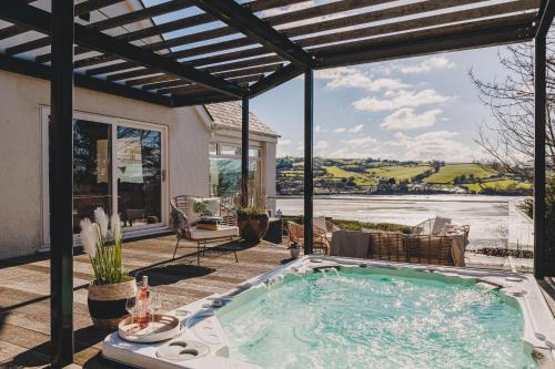 The Curlews - Waterside, boutique home with 10 person spa
