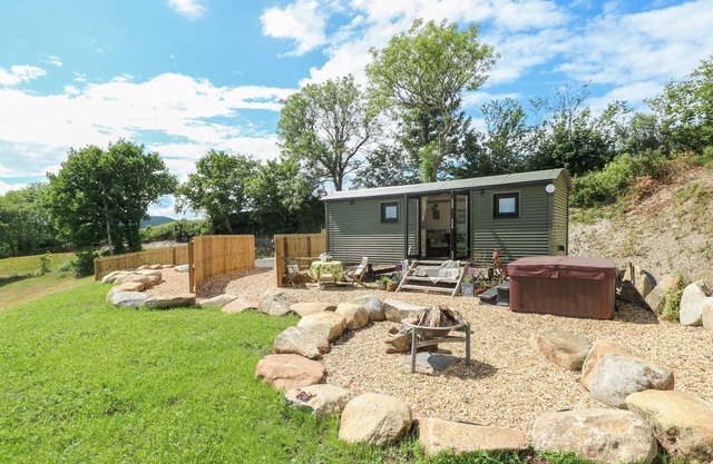 THE CWTCH, romantic, with hot tub in St Clears