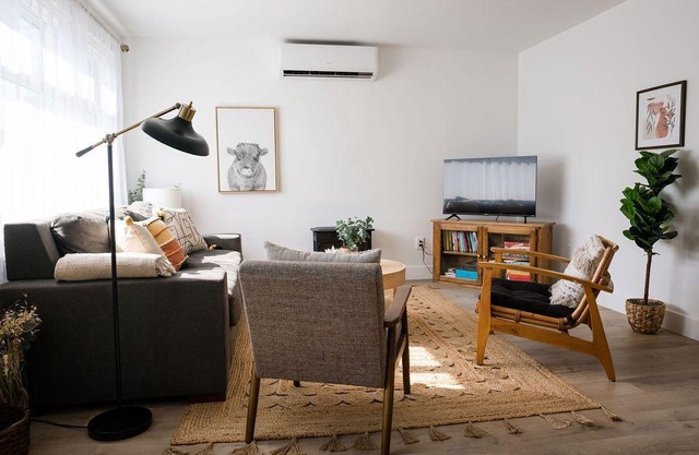 The Darcie House - cozy, pet-friendly home in PEC
