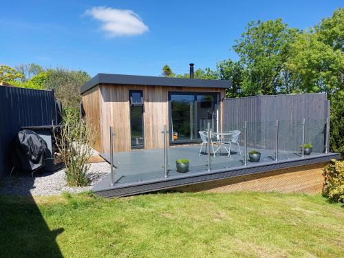 The Den - Modern cabin with wood burning stove