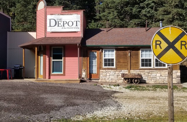 The Depot at Mad Peak Lodging, sleeps up to four