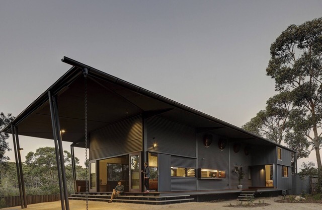 The Depot@Boomerang - unique architect-designed house close to bush and beach.