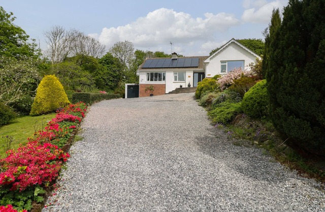 THE DINGLE, pet friendly, character holiday cottage in Stepaside