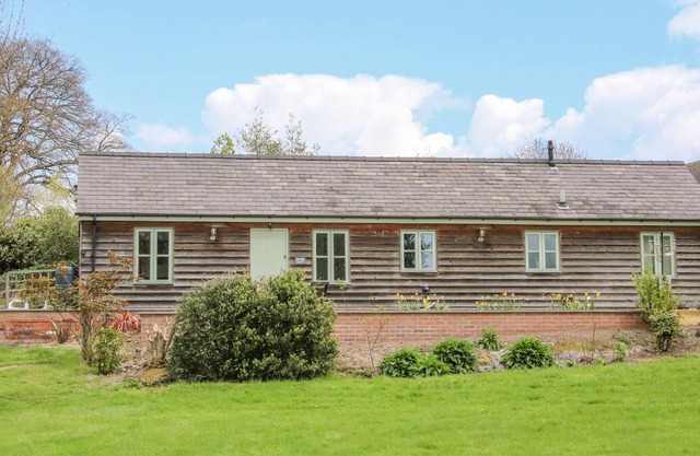THE DIPPY, pet friendly, character holiday cottage in Aston On Clun