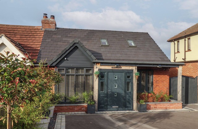 THE DOLLHOUSE, pet friendly, country holiday cottage in Cayton Bay