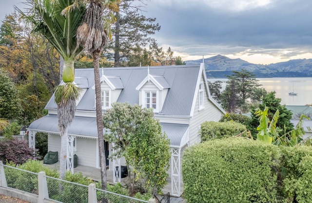 The Dolls House - Akaroa Holiday Home