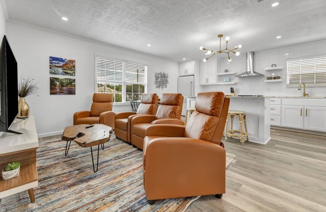 The Dominion: 2 Bdrm/Walk to A&M/Comfy King Beds