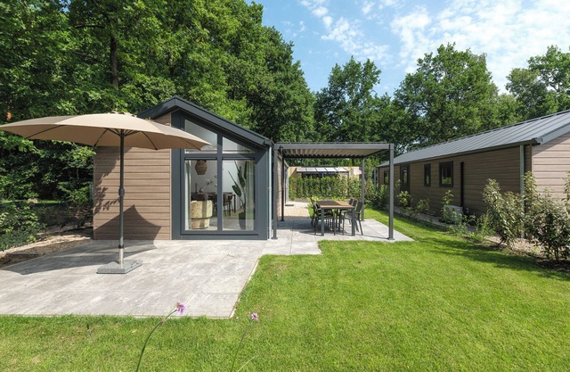 The Doornenburg Lodge offers a comfortable holiday home for 6 people with modern amenities and a private terrace in the Veluwe.