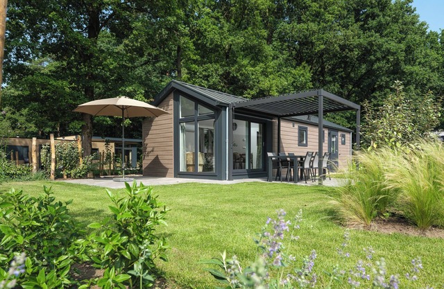 The Doornenburg Lodge offers a comfortable holiday home for 6 people with modern amenities and a private terrace in the Veluwe.