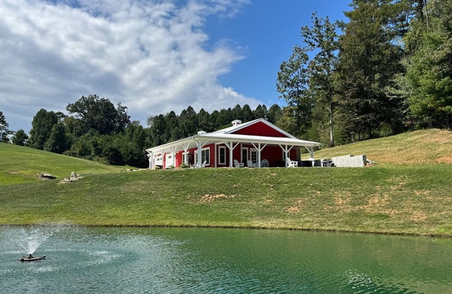 The Double B | Modern Farmhouse | Private Pond, Hot Tub, and Fire Pit