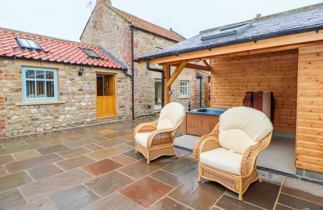 THE DOVE COTE, pet friendly, with hot tub in Brompton-On-Swale