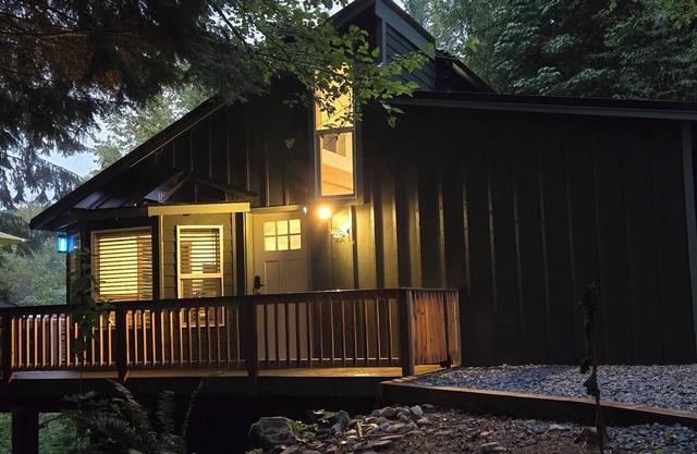 *The Dovetail Den- Tranquil with Hot Tub and A/C*