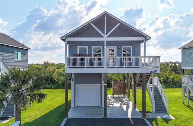 The Drift Villa: 2 BR, 2 BA in Gilchrist, Sleeps 6