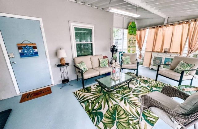 The Driftwood Hideaway - Daytona Beach, FL - Minutes from the Beach & More!