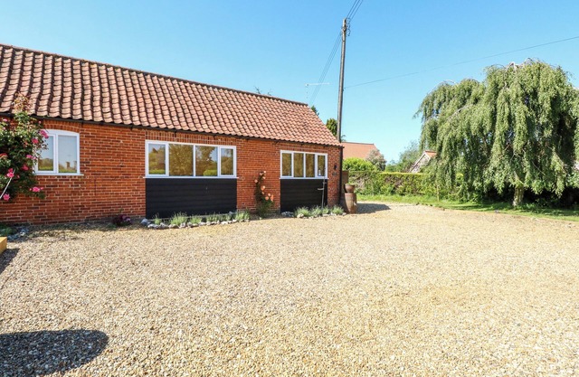 THE DUCK HOUSE, romantic, with hot tub in Watton