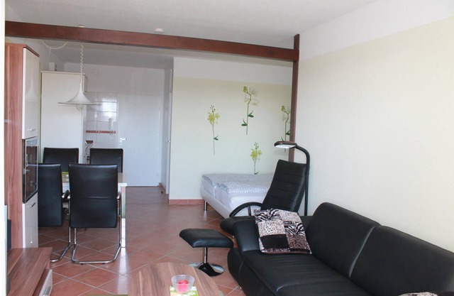 The east-facing apartment is 40 m&sup2; in size and is located on the 5th floor of the "Eckernförde" house. A double bed and a double bunk bed in the separate bedroom offer space for a maximum of 4 people. The fully furnished one-bedroom.