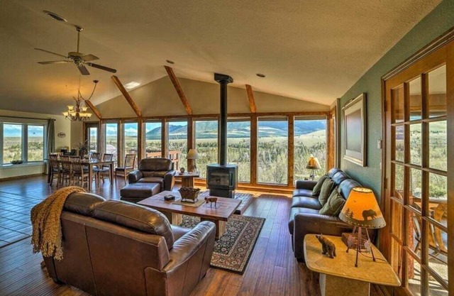 The Elk Mountain Lodge - Red Lodge Hillside Home w/Hot Tub!