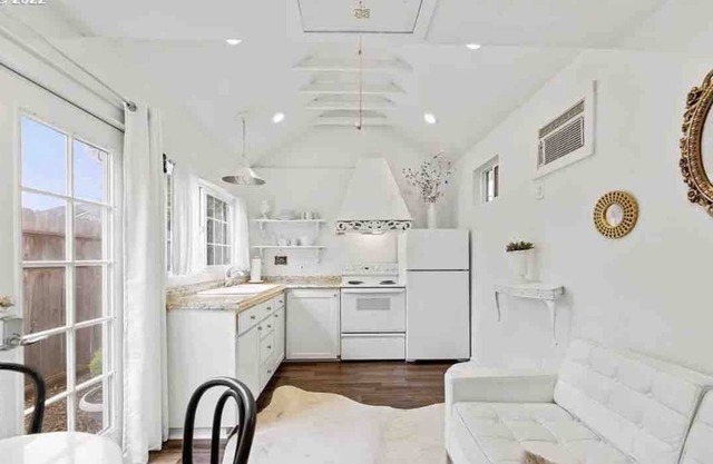 The Enchanted Cottage, Super Cute Tiny House in a Private Peaceful Neighborhood