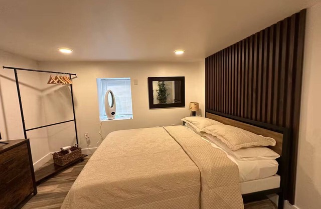 The Everdrian Soul – Modern Romantic Stay with NYC Vibes & Easy Access