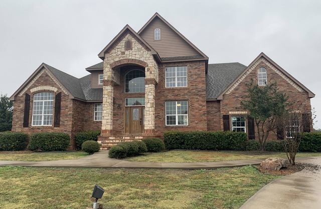 THE EXECUTIVE TWO STORY “WHERE TO STAY WHEN YOUR AWAY”(JACUZZI, ADA COMPLIANT)