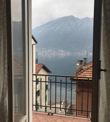 The Family Houses - Apartments with Balcony and Lake View