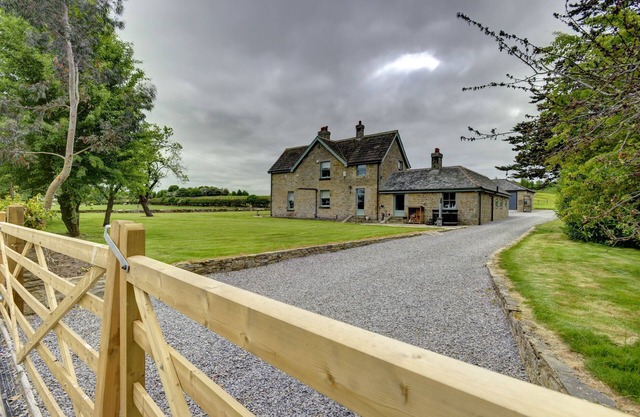THE FARM HOUSE, pet friendly, luxury holiday cottage in Barton