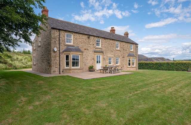 The Farmhouse - a house that sleeps 10 guests in 5 bedrooms