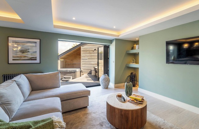 THE FARMHOUSE, family friendly, luxury holiday cottage in Llanfechell