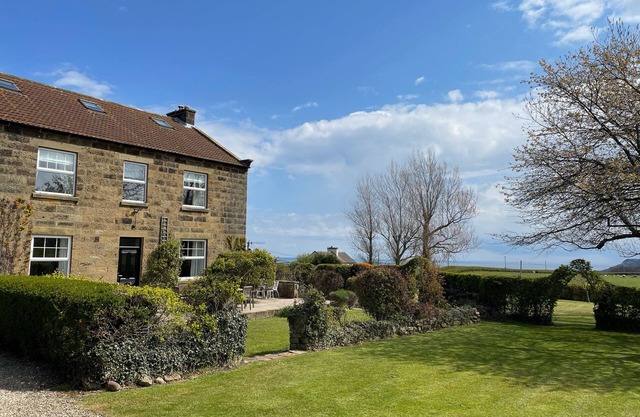 THE FARMHOUSE, family friendly, with a garden in Robin Hood’s Bay