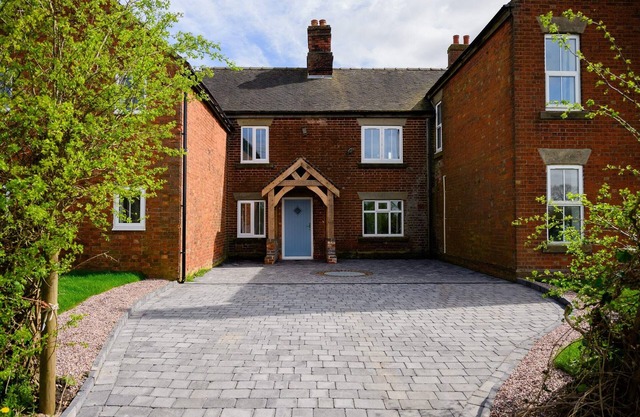 The Farmhouse: Hot Tub & Sauna Near Cannock Chase